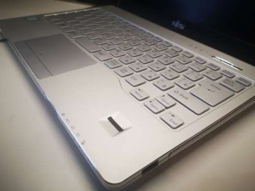 *High Spec Beauty!*FUJITSU LIFEBOOK SH75/W*i5-6200U*12GB DDR4*500GB HDD*FHD*