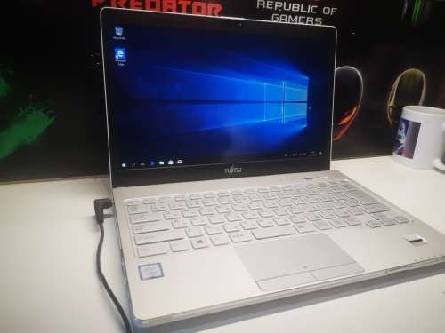 *High Spec Beauty!*FUJITSU LIFEBOOK SH75/W*i5-6200U*12GB DDR4*500GB HDD*FHD*