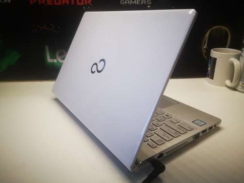 *High Spec Beauty!*FUJITSU LIFEBOOK SH75/W*i5-6200U*12GB DDR4*500GB HDD*FHD*