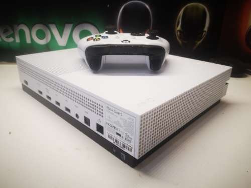 PACKAGE DEAL*XBOX ONE S*WITH 1 X ORIGINAL CONTROLLERS*1000GB HDD*4 XBOX GAMES*