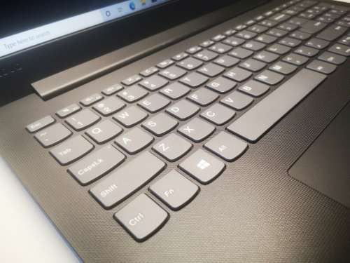 BEAUTIFUL!*HIGH SPEC!*QUAD CORE 8th Gen i7*LENOVO 130*i7-8550U*8GB DDR4*1000GB HDD*UHD620*