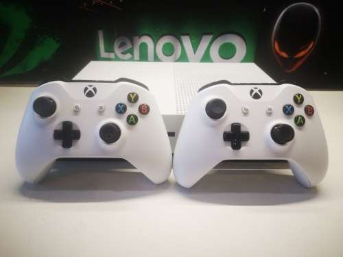 2 x Controllers and Forza 4****XBOX ONE S*2 X CONTROLLERS*500GB HDD*FORZA 4*