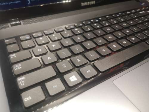 EXCELLENT!*SAMSUNG NP 300*i5-3210M*8GB DDR3*720GB HDD*15.6` HD*DVD