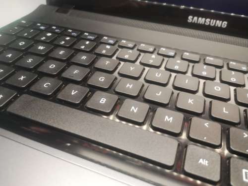 EXCELLENT!*SAMSUNG NP 300*i5-3210M*8GB DDR3*720GB HDD*15.6` HD*DVD