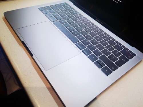 Do not miss!*2017 MACBOOK PRO*CORE i5*8GB RAM*128GB NVME SSD*RETINA2560X1440*IRIS PLUS*384 CYCLES