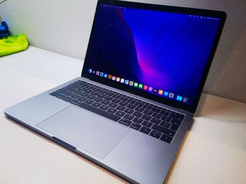 Do not miss!*2017 MACBOOK PRO*CORE i5*8GB RAM*128GB NVME SSD*RETINA2560X1440*IRIS PLUS*384 CYCLES