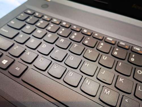 LENOVO E50*i3-5005u*4GB RAM*500GB*HD*DVD*FINGERPRINT*