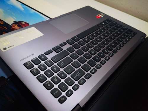 STUNNING!*ASUS VIVOBOOK M509DA*RYZEN 3-3250U*8GB DDR4256GB SSD*HD*RADEON VEGA 3 GRAPHICS*