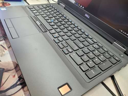 BEAST SPEC!*DELL LATITUDE E5570*i7-6820HQ*16GB*256GB SSD*FHD*RADEON R7