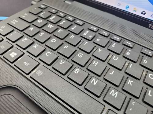 FAST!*TOSHIBA SATELLITE F74E*i3-2328M*6GB DDR3*240GB SSD*HD*DVD