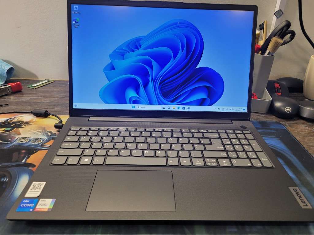 BEAST!*VERY FAST 11TH GEN!*LENOVO V15 G2*i5-I135g7*8GB DDR4*512GB SSD*FHD*IRIS GRAPHICS*
