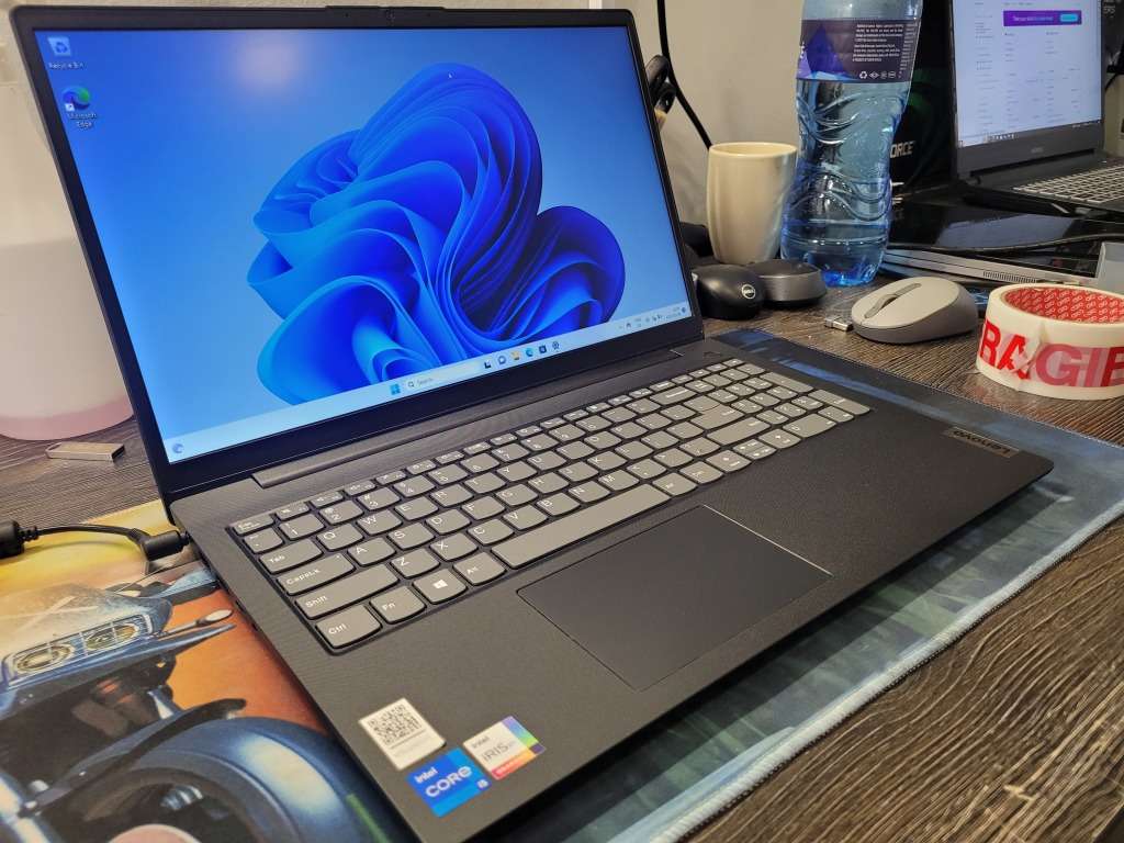 BEAST!*VERY FAST 11TH GEN!*LENOVO V15 G2*i5-I135g7*8GB DDR4*512GB SSD*FHD*IRIS GRAPHICS*