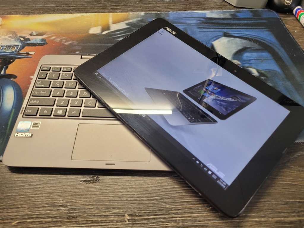 ***CLOSE TO NEW***ASUS TRANSFORMER T100HA*2IN1*QUAD CORE Z8500*2GB RAM*32GB FLASH SSD*HD DISPLAY