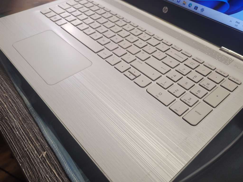 FAST*HIGH SPEC*HP PAVILION 15*i5-7200u*256GB SSD*8GB DDR4*DVD*