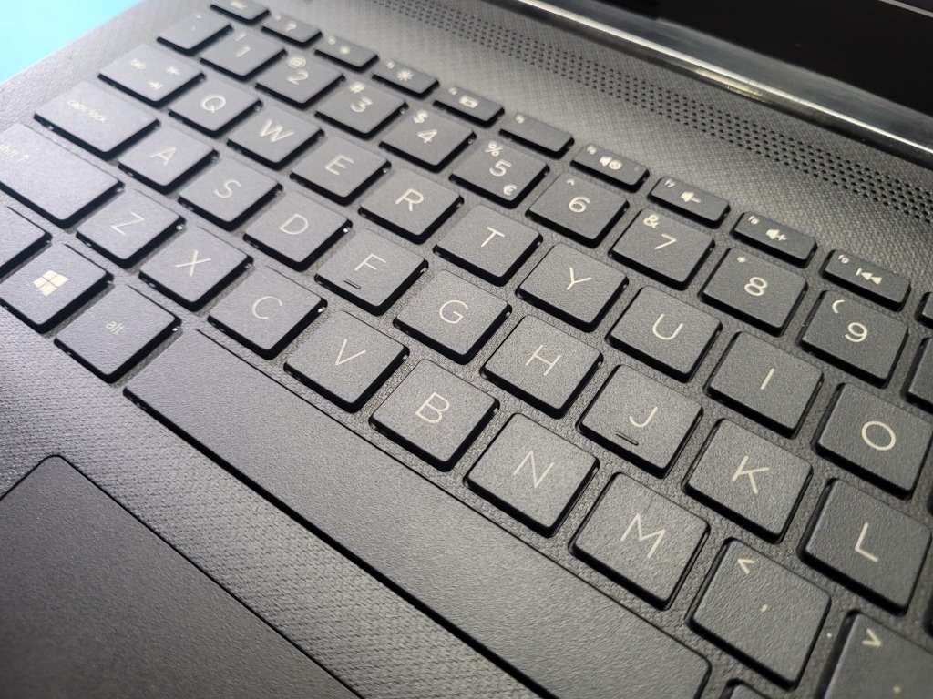 FAST!*QUAD CORE 8TH GEN i7*HP 15*i7-8565Uu*8GB DDR4*256GB SSD*FHD*