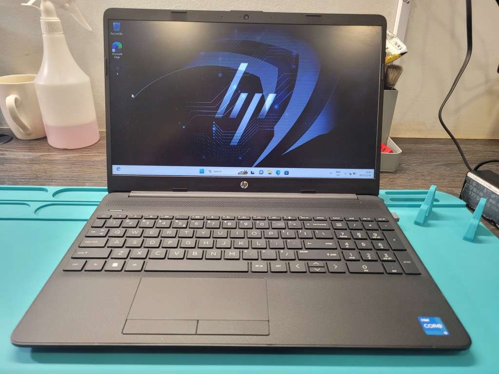 AS NEW!*11TH GEN BEAST!*HP NOTEBOOK 15*i3-1115G4*8GB DDR4*256GB SSD*1000gb hdd*HD*