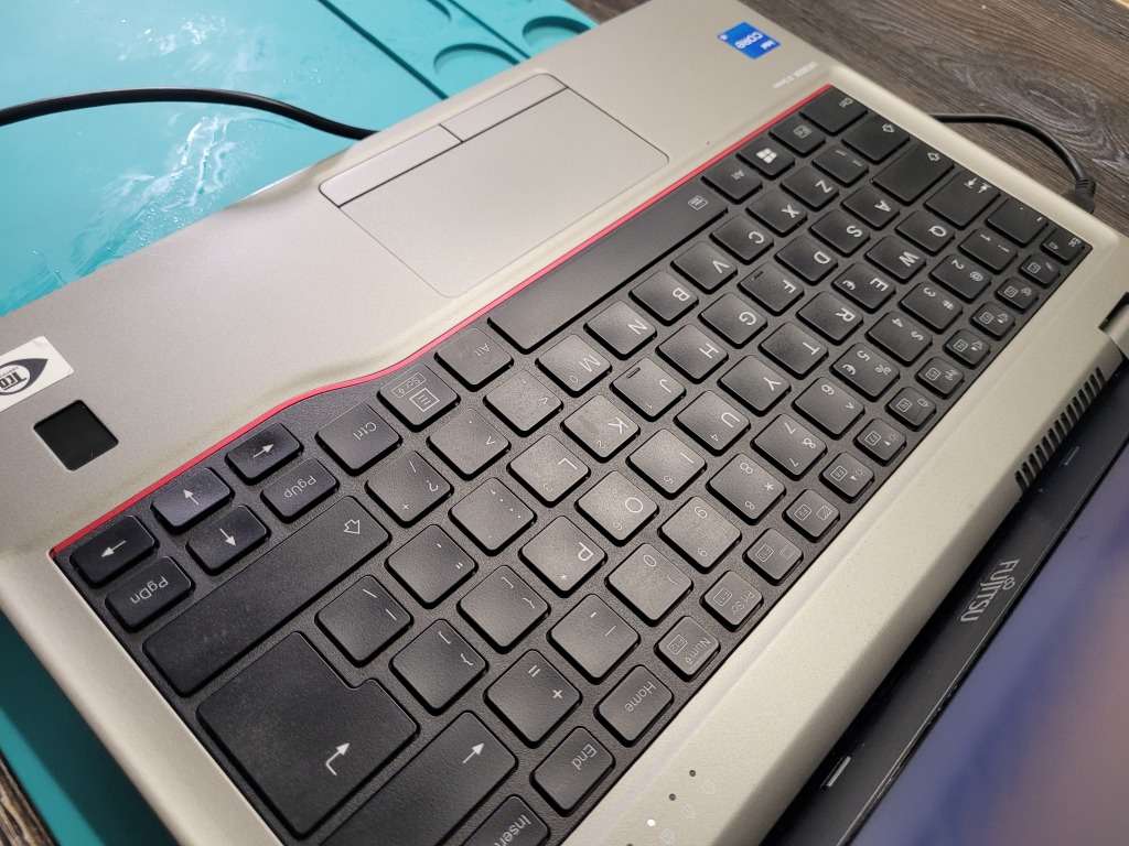 *High Spec Beast!*FUJITSU LIFEBOOK 7U14A2*i5-10310U*8GB DDR4*512GB SSD*FHD*BACKLIT*