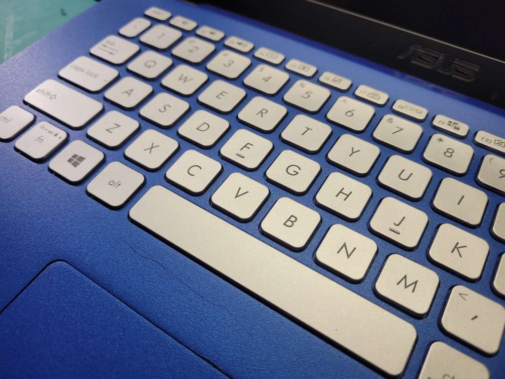 VERY FAST!*ASUS X409FA*i7-8565U*12GB DDR4*512GB NVME SSD*FHD