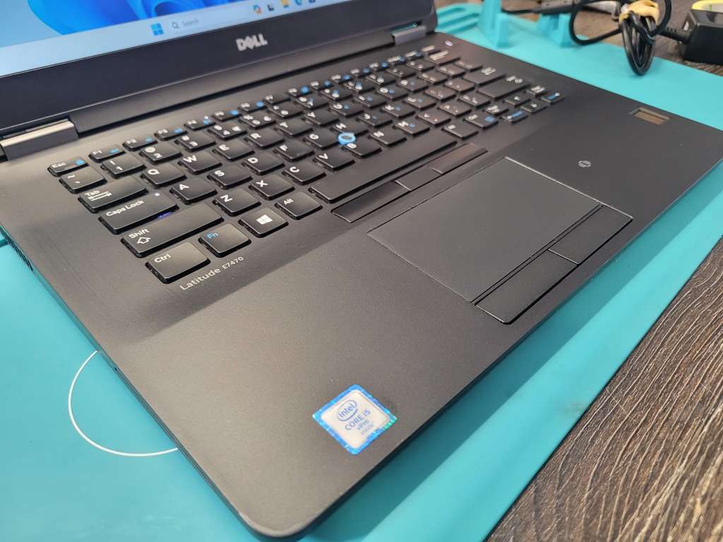DELL LATITUDE E7470*VERY FAST!*i5-6300U*8GB*256GB SSD*FHD*BACKLIT*