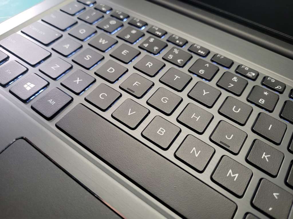 **High Performance DELL**Latest Design*DELL VOSTRO 5568*i5-7200U*8GB*NVIDIA 2GB!*500GB SSD*FHD*