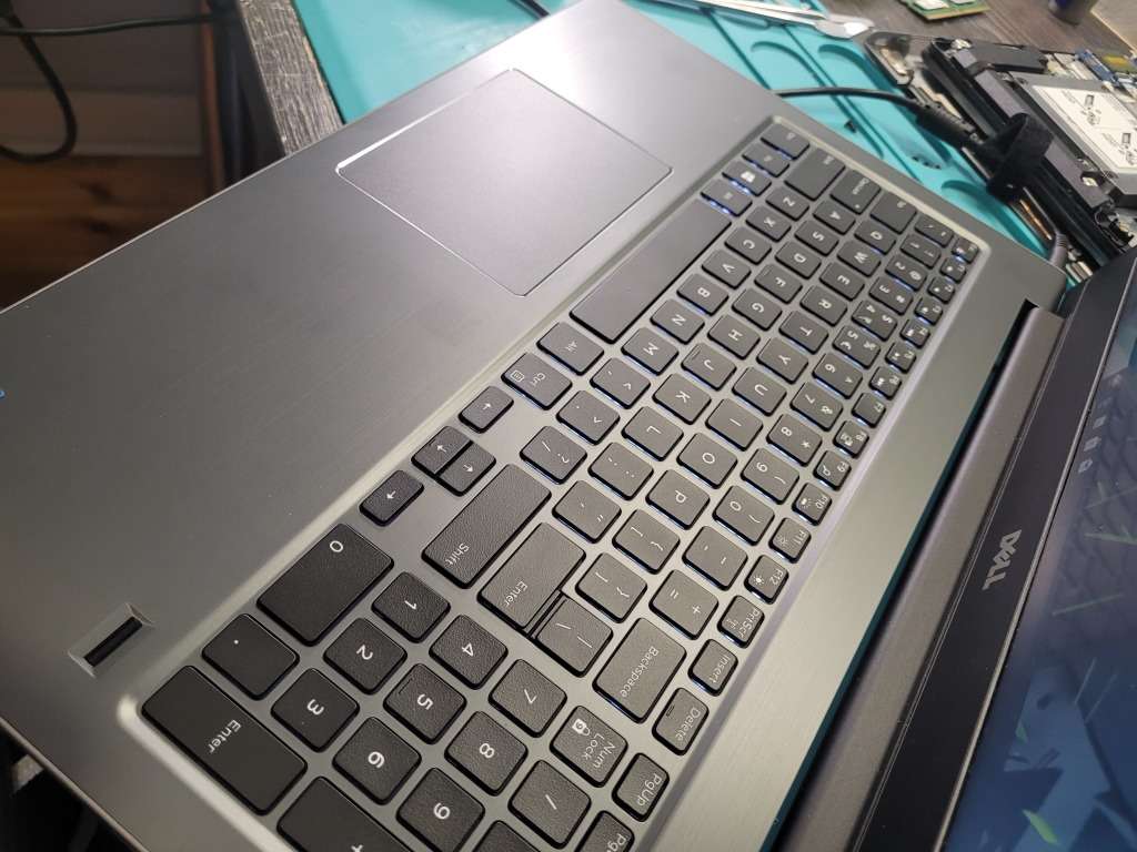 **High Performance DELL**Latest Design*DELL VOSTRO 5568*i5-7200U*8GB*NVIDIA 2GB!*500GB SSD*FHD*