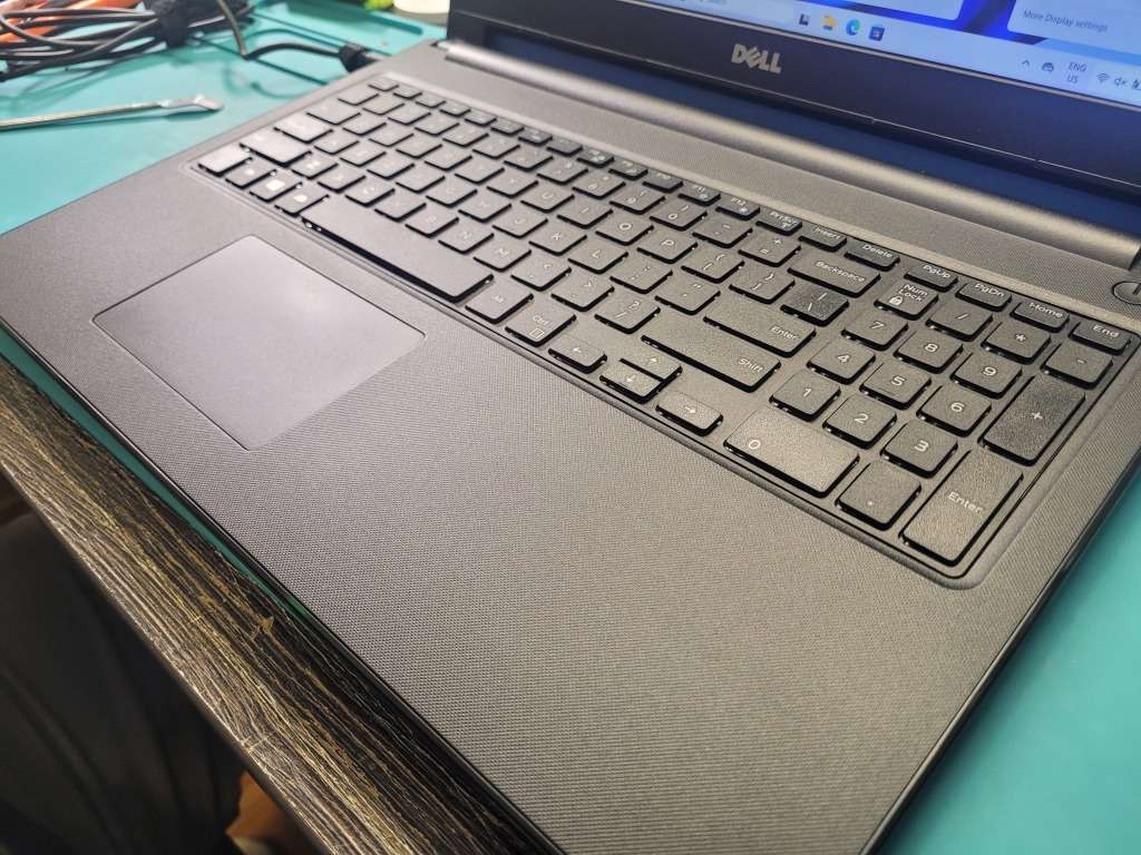 DELL VOSTRO 3568*i5-7200U*FHD 1920X1080*500GB SSD*8GB DDR4*