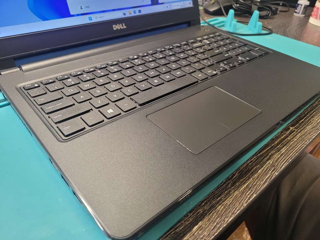 DELL VOSTRO 3568*i5-7200U*FHD 1920X1080*500GB SSD*8GB DDR4*