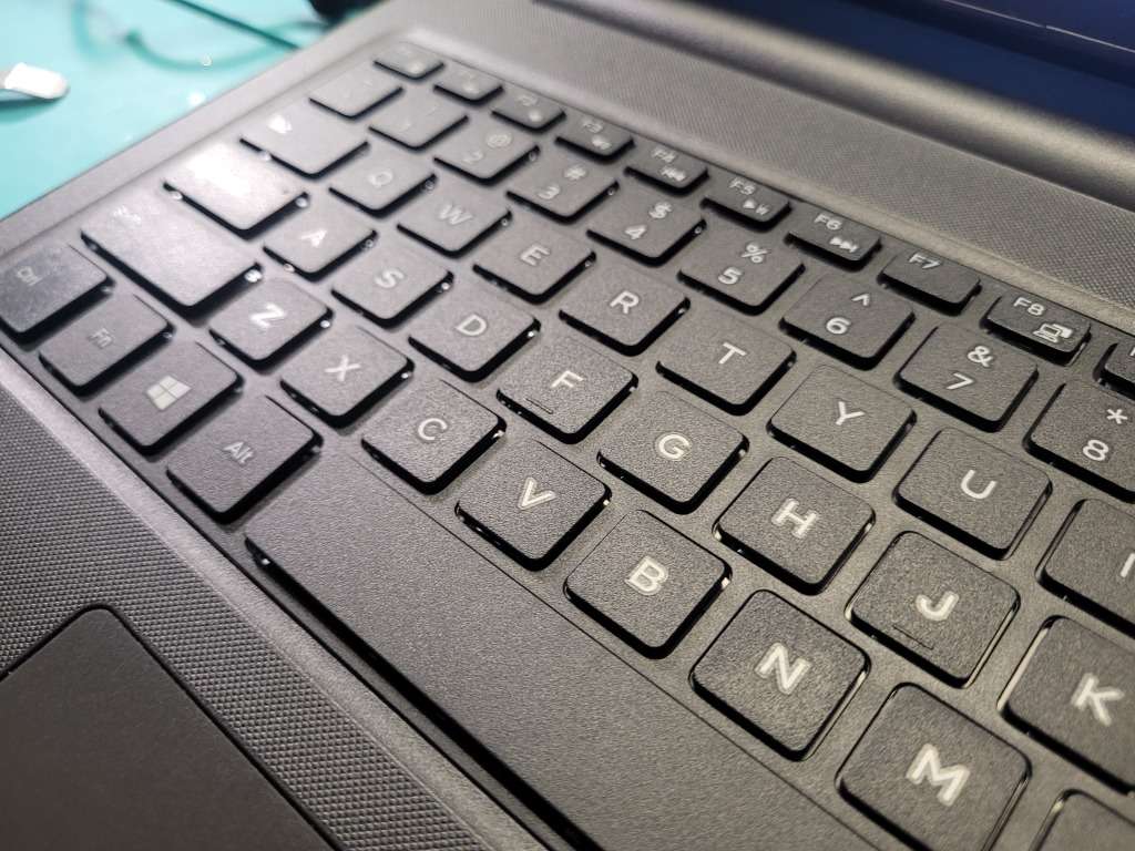 DELL VOSTRO 3568*i5-7200U*FHD 1920X1080*500GB SSD*8GB DDR4*