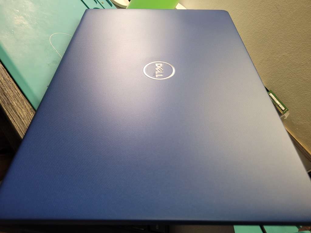 DELL VOSTRO 3568*i5-7200U*FHD 1920X1080*500GB SSD*8GB DDR4*