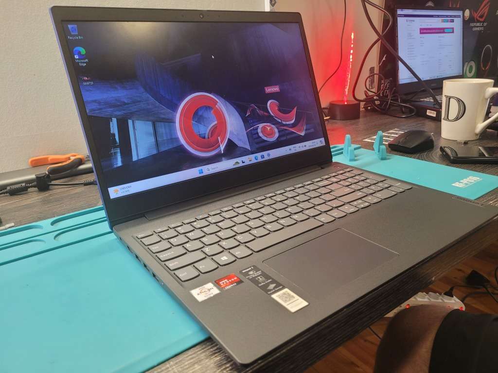 MASSIVE SPEC!*CLOSE TO NEW!*LENOVO IDEAPAD 3*ATHLON SILVER 3050U*8GB DDR4*512GB SSD*RADEON GRAPHICS