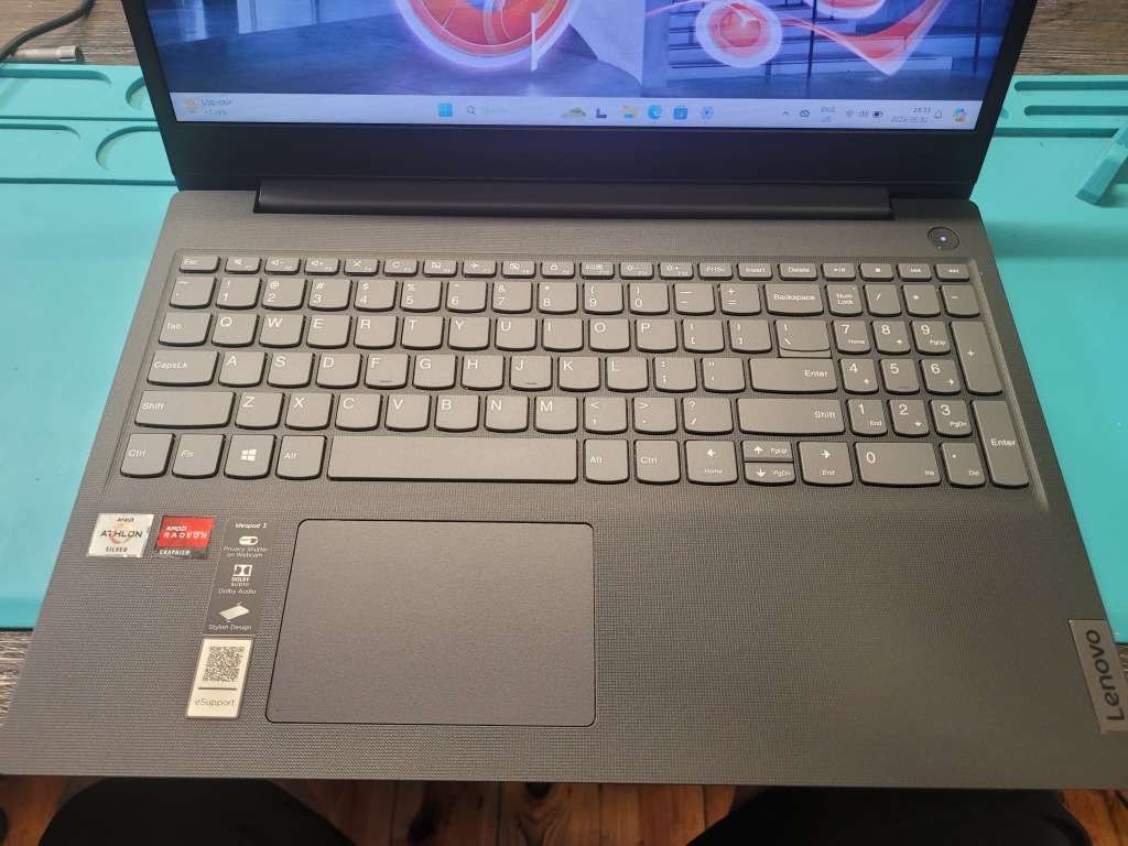 MASSIVE SPEC!*CLOSE TO NEW!*LENOVO IDEAPAD 3*ATHLON SILVER 3050U*8GB DDR4*512GB SSD*RADEON GRAPHICS