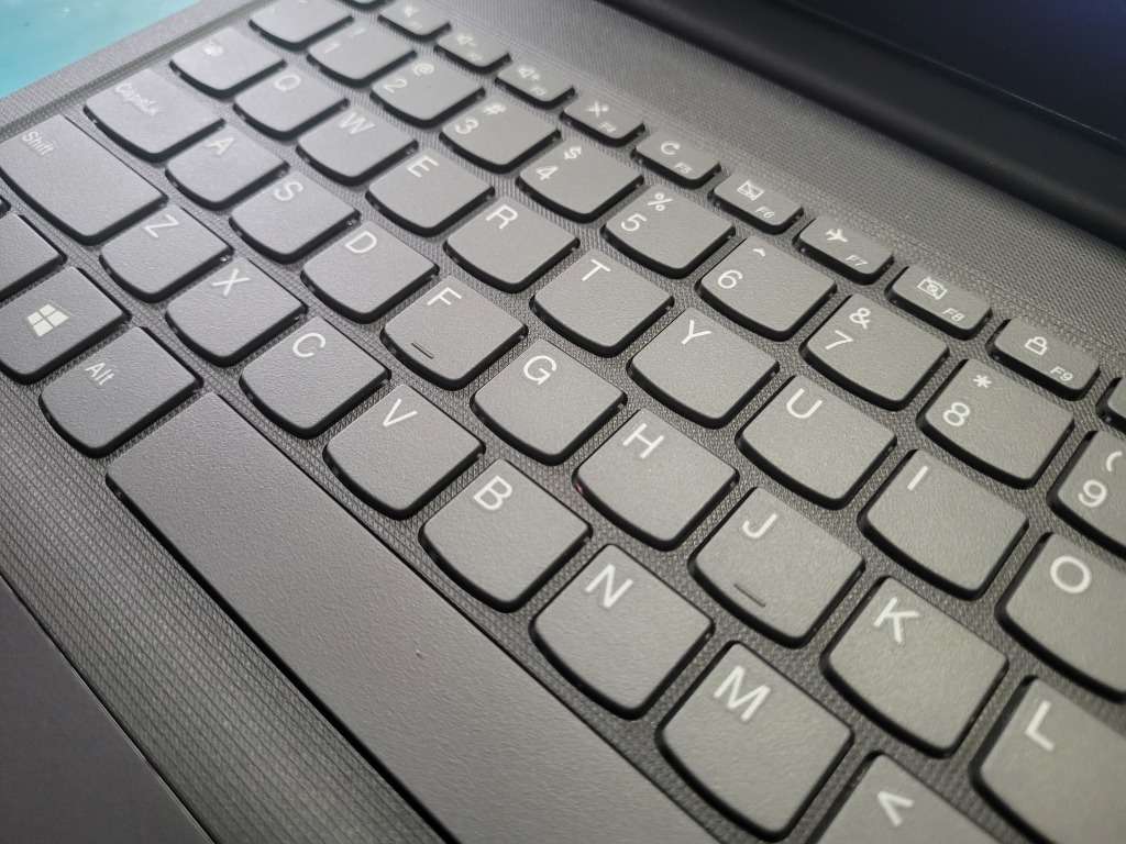 MASSIVE SPEC!*CLOSE TO NEW!*LENOVO IDEAPAD 3*ATHLON SILVER 3050U*8GB DDR4*512GB SSD*RADEON GRAPHICS