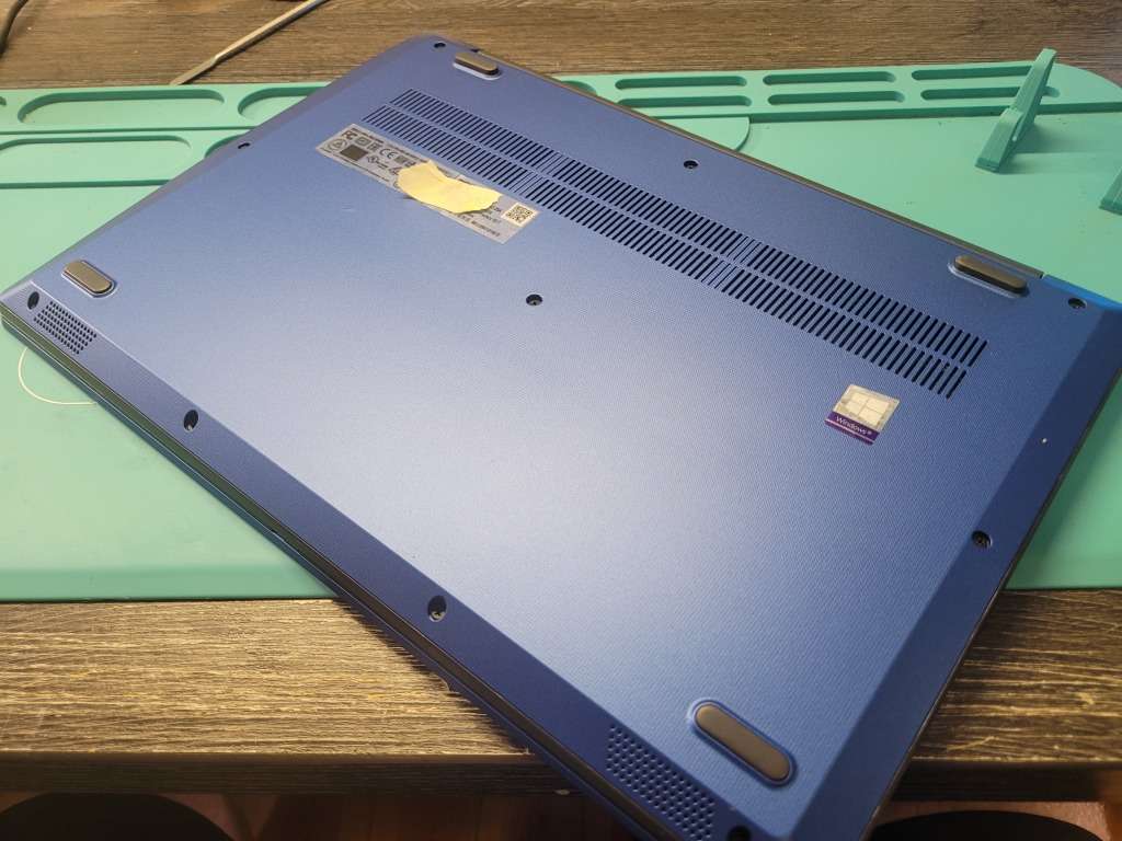 MASSIVE SPEC!*CLOSE TO NEW!*LENOVO IDEAPAD 3*ATHLON SILVER 3050U*8GB DDR4*512GB SSD*RADEON GRAPHICS