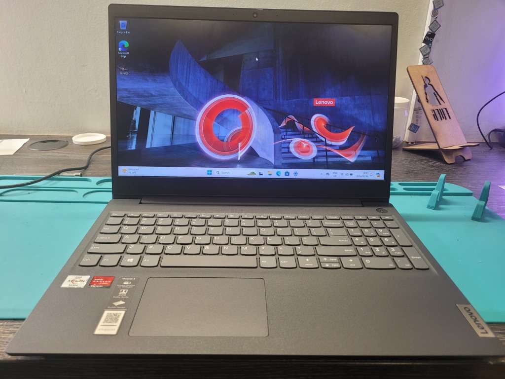 MASSIVE SPEC!*CLOSE TO NEW!*LENOVO IDEAPAD 3*ATHLON SILVER 3050U*8GB DDR4*512GB SSD*RADEON GRAPHICS