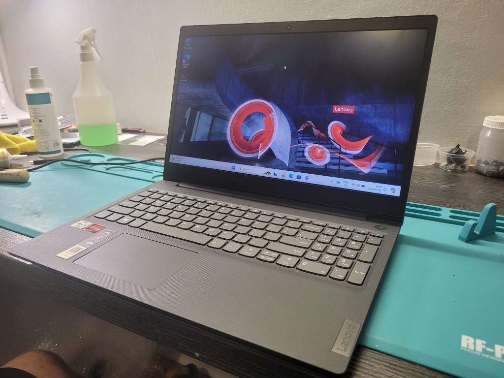 MASSIVE SPEC!*CLOSE TO NEW!*LENOVO IDEAPAD 3*ATHLON SILVER 3050U*8GB DDR4*512GB SSD*RADEON GRAPHICS