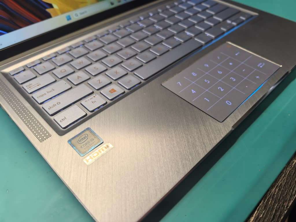 ASUS ZENBOOK 14 U431F*i5-8265U*8GB DDR4*512GB SSD*FHD*NANOEDGE*