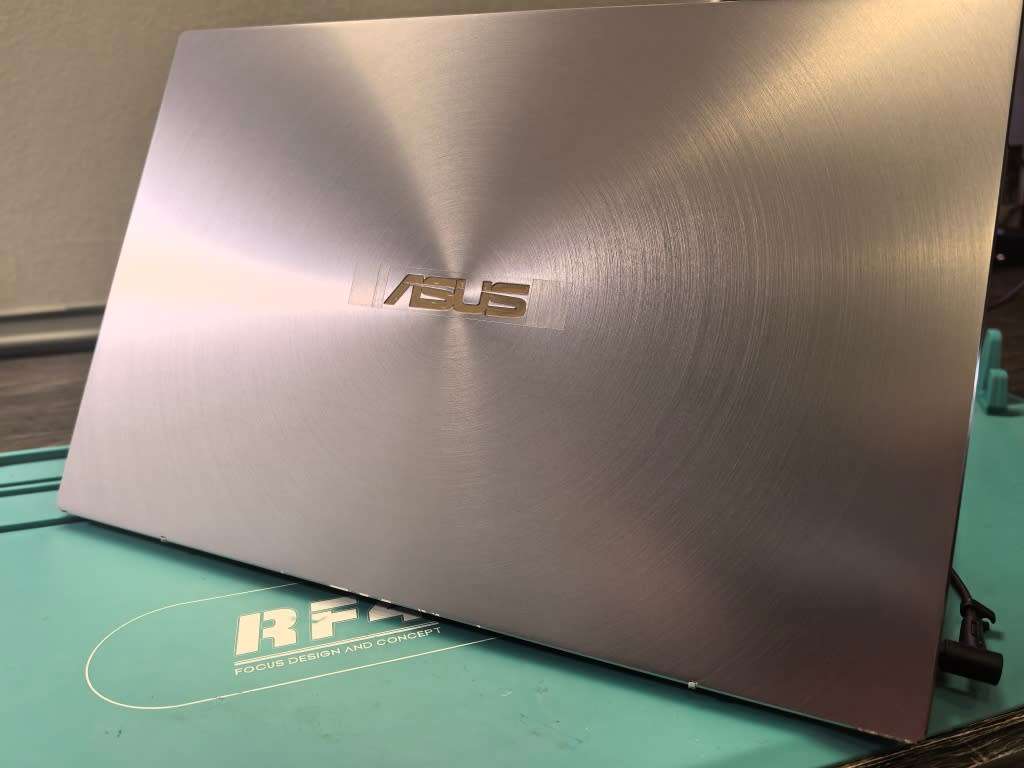 ASUS ZENBOOK 14 U431F*i5-8265U*8GB DDR4*512GB SSD*FHD*NANOEDGE*