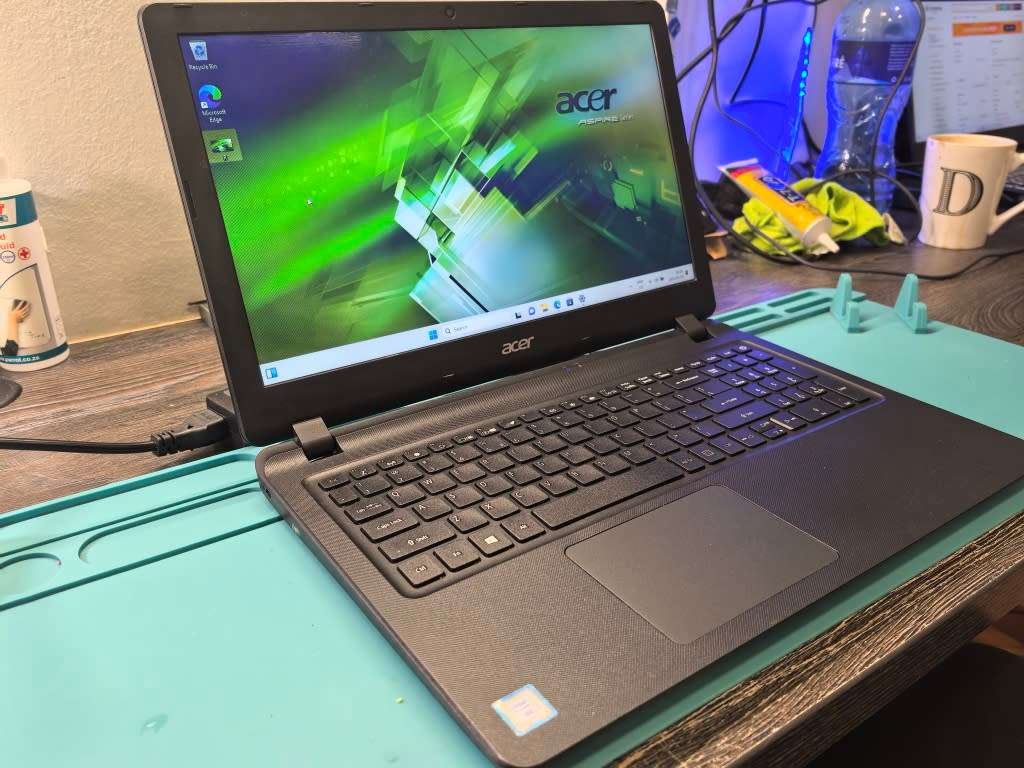 ACER EX2540-i3-6006U-8GB DDR4 RAM-240GB SSD-HD-DVD