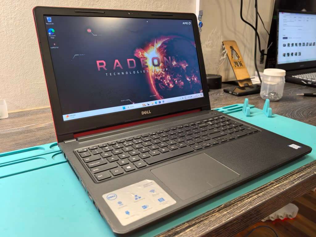 RADEON R5-DELL VOSTRO 3568-i7-7500U-FHD 1920X1080-256GB SSD-8GB DDR4-DVD