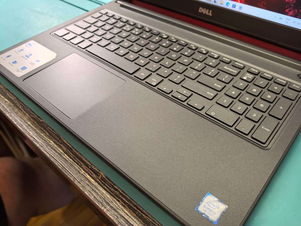 RADEON R5-DELL VOSTRO 3568-i7-7500U-FHD 1920X1080-256GB SSD-8GB DDR4-DVD