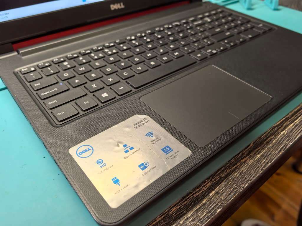 RADEON R5-DELL VOSTRO 3568-i7-7500U-FHD 1920X1080-256GB SSD-8GB DDR4-DVD