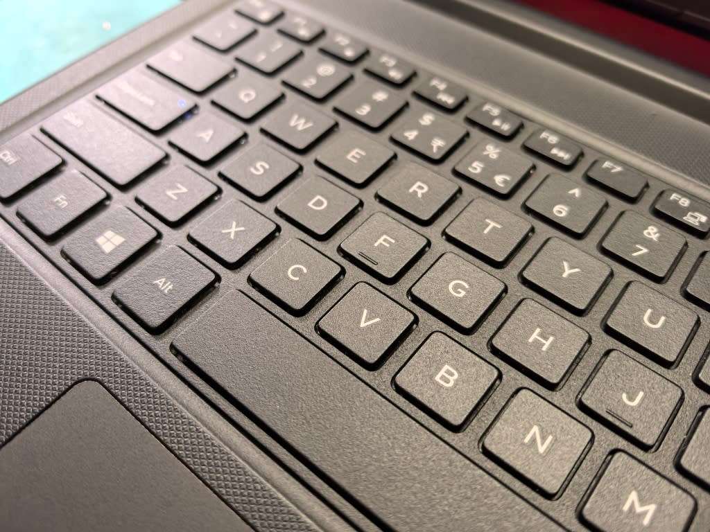 RADEON R5-DELL VOSTRO 3568-i7-7500U-FHD 1920X1080-256GB SSD-8GB DDR4-DVD