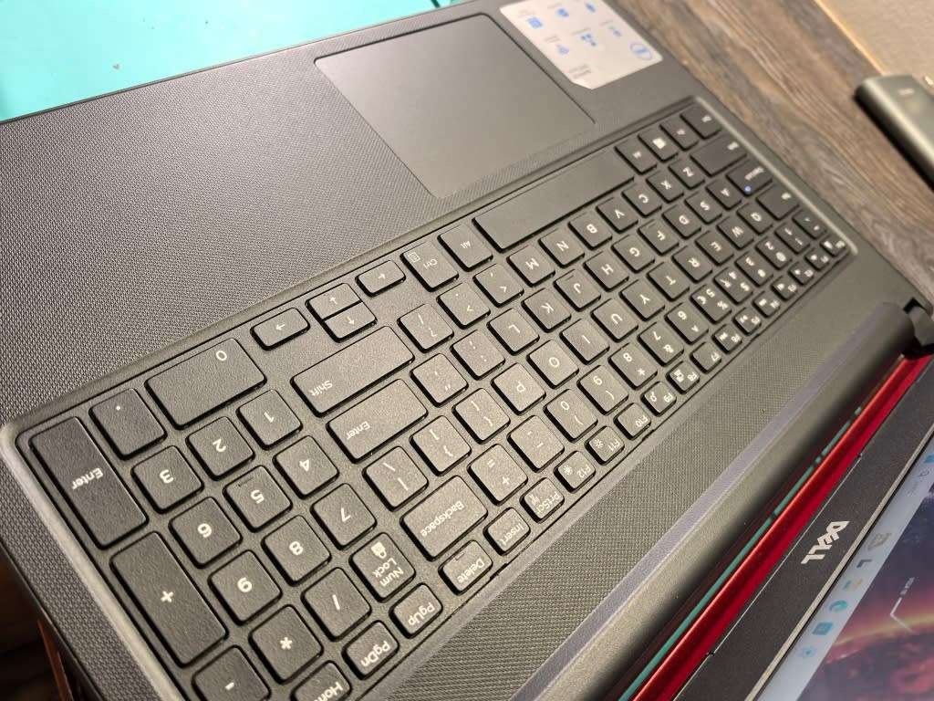 RADEON R5-DELL VOSTRO 3568-i7-7500U-FHD 1920X1080-256GB SSD-8GB DDR4-DVD