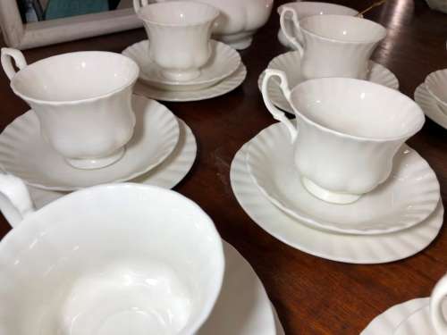 ROYAL ALBERT - REVERIE TEA SET - 1X TEAPOT - 1X SUGAR BOWL WITH SPOON - 11XTRIOS - PERFECT CONDITION