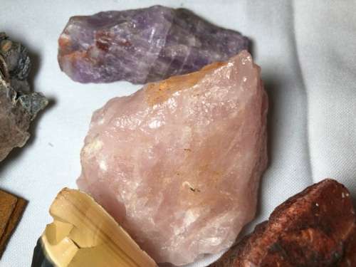 COLLECTION OF ROUGH STONES