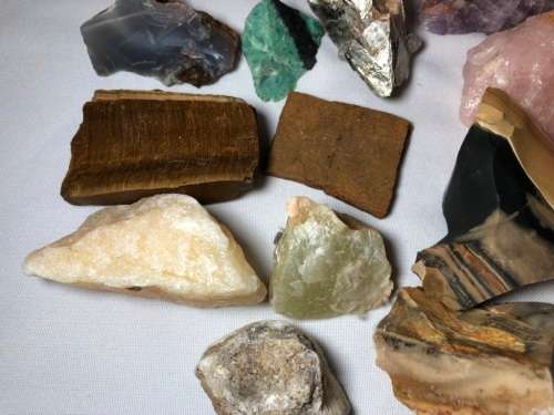 COLLECTION OF ROUGH STONES