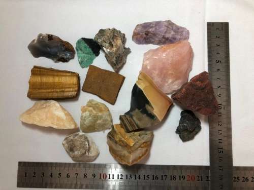 COLLECTION OF ROUGH STONES