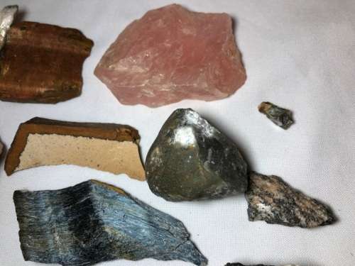 COLLECTION OF ROUGH STONES