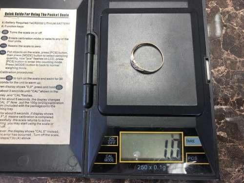 9ct GOLD RING WITH SMALL NATURAL DIAMOND - RING SIZE P - 1G