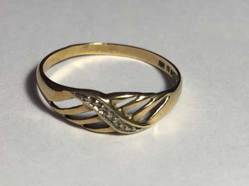 9ct GOLD RING WITH SMALL NATURAL DIAMOND - RING SIZE P - 1G